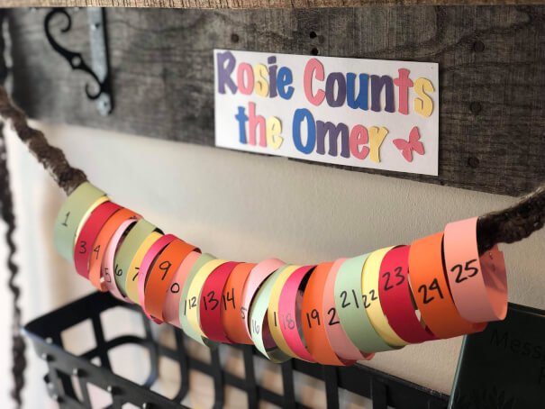 Counting the Omer with your children paper chain brittni greenberg